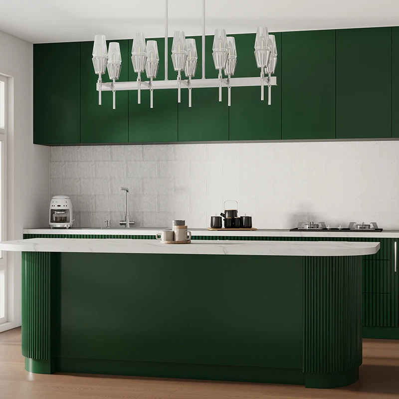 モダンなダークグリーンのキッチンキャビネット